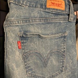 Washed light blue Levis jean skinny leg